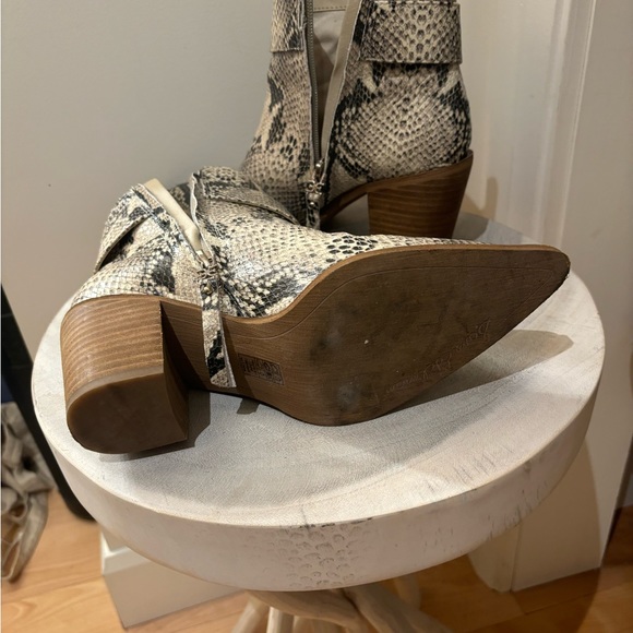 Size 6 Sam Edelman snake skin print leather western booties - Picture 6 of 8